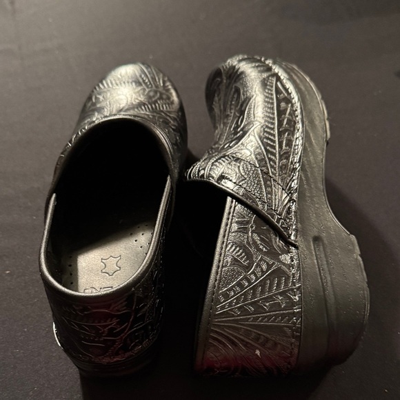 Women’s Dansko Black Tooled Leather Shoe - Picture 7 of 7